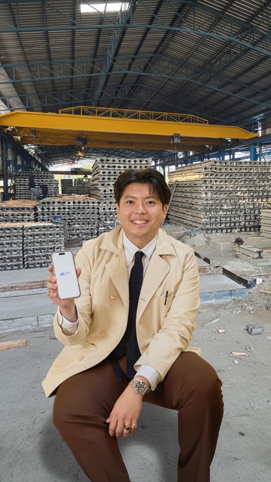 คุณณภัทร เจ้าของ UPCO ในโรงงานเสาเข็มและแผ่นพื้น