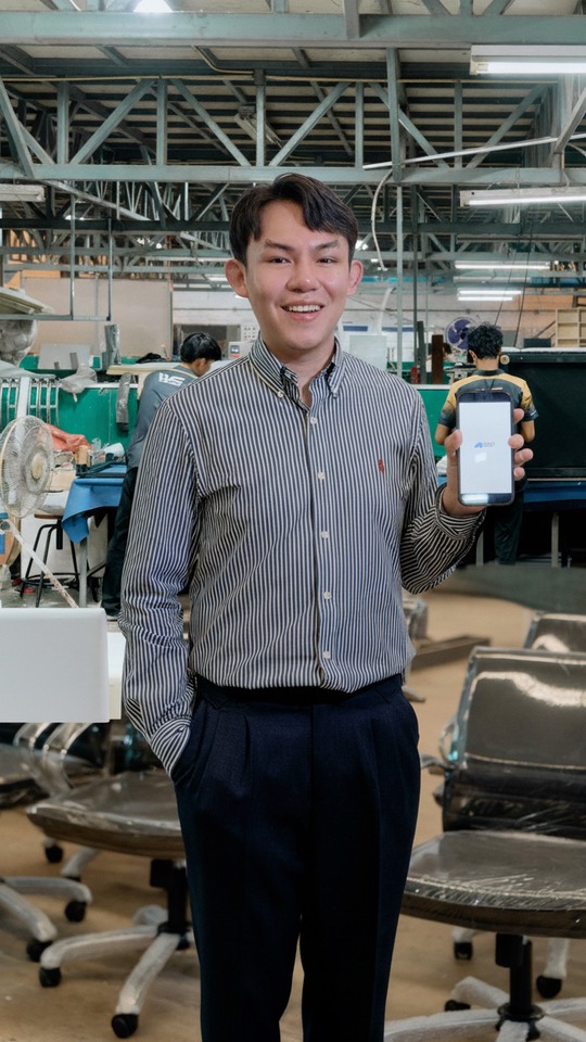 คุณฟิล์ม ทายาทรุ่น 2 WS Furniture ในโรงงานเฟอร์นิเจอร์